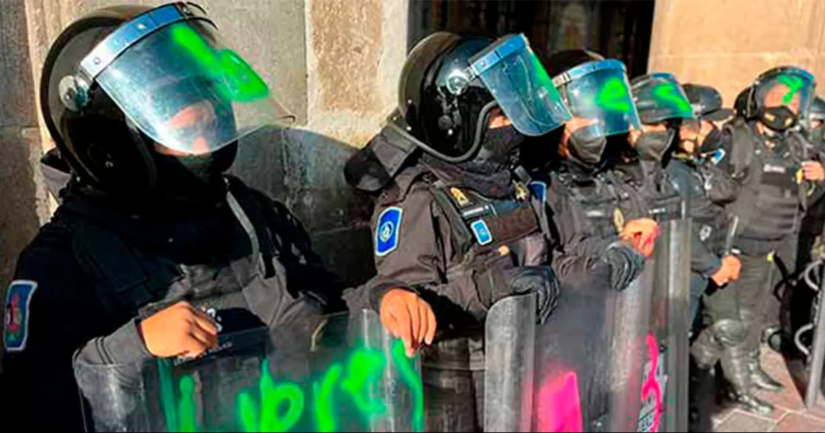 VIDEO: Protestan feministas en el Zócalo; se enfrentan con policías