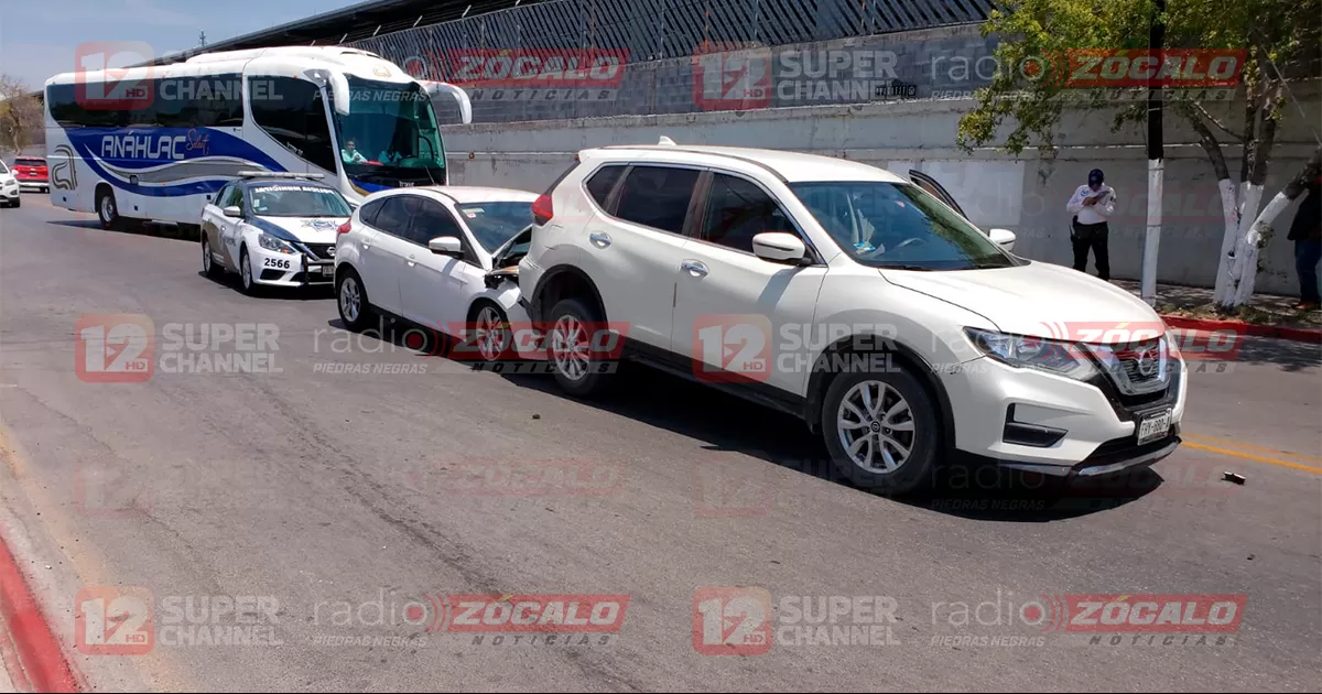 Conductor distraído impacta su auto en parte trasera de camioneta en Piedras Negras