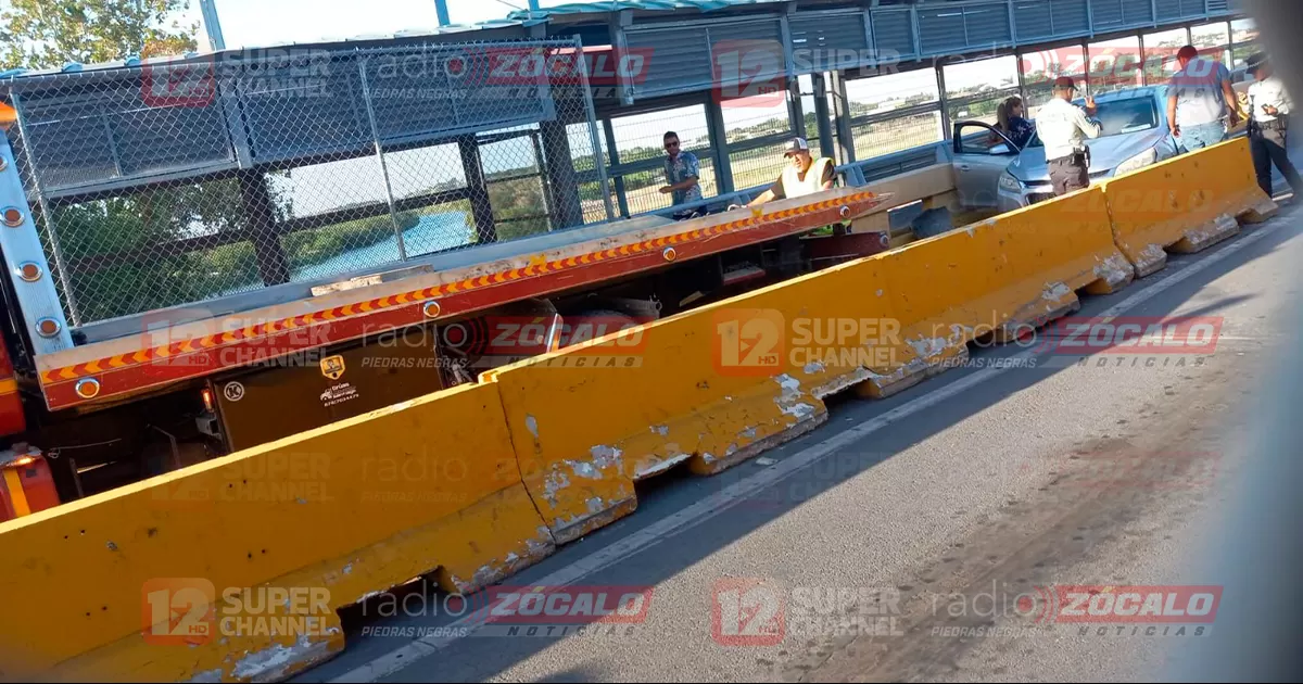 Distraído conductor choca en el Puente 1 y bloquea tráfico por media hora