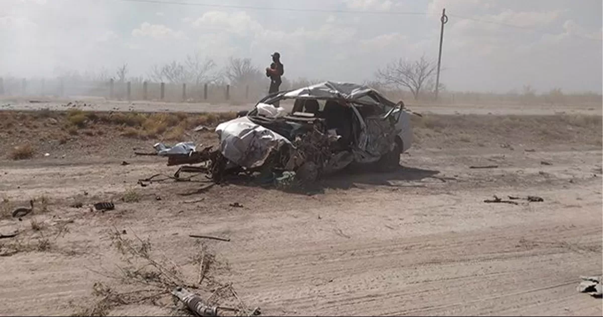Uno de los lesionados aparentemente el conductor de la vehÃ­culo compacto quedÃ³ sobre la carretera grave.