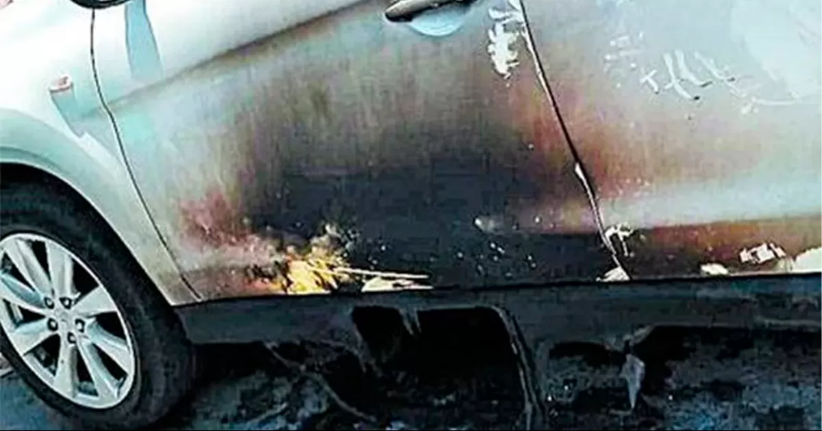 Un artefacto explosivo adherido a su camioneta explotÃ³ en el momento que la maestra descendiÃ³ de su vehÃ­culo.