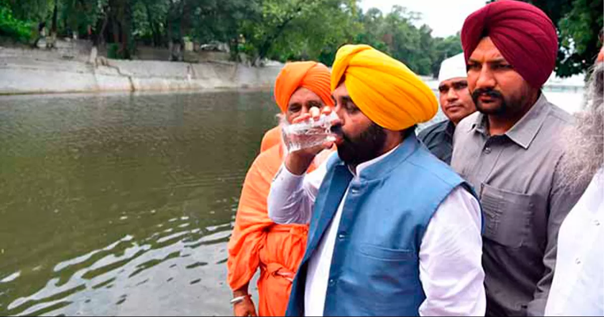 Ministro de India toma agua de río sagrado para probar que era potable y termina hospitalizado
