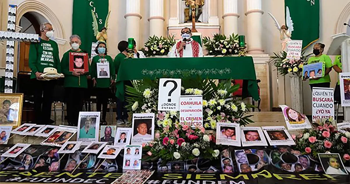 Padres, madres y hermanos de desaparecidos llevaron la fotografÃ­a de sus seres queridos frente al altar