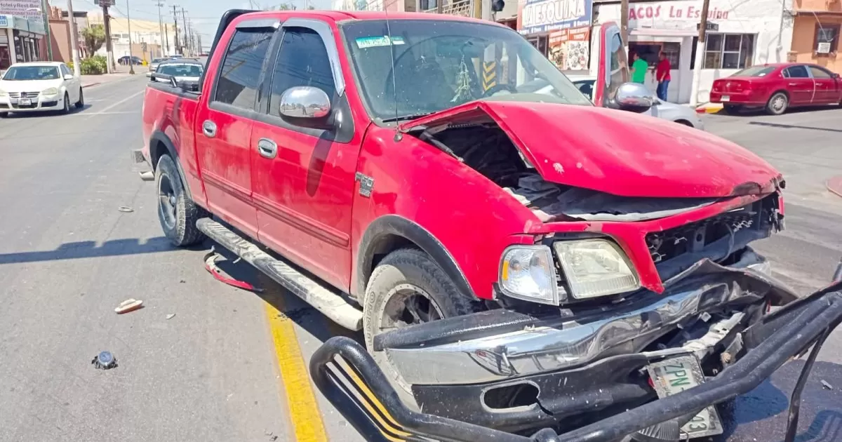Se pasa alto taxista y ocasiona choque
