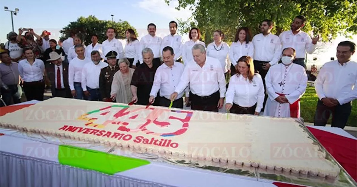 Con honores a la bandera, un mariachi de la localidad, y un gran pastel, fue como se llevÃ³ el festejo