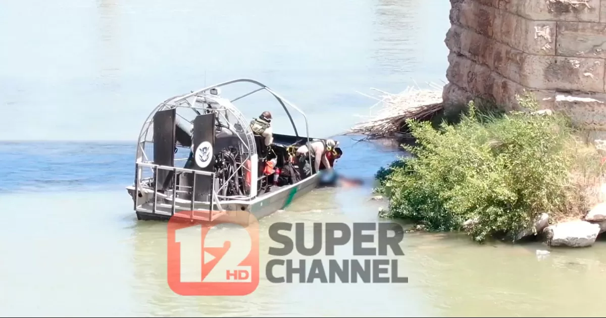 Elementos del Grupo Beta subieron al aerobote de la Patrulla Fronteriza para ayudar a recuperar el cuerpo, localizado a la altura del puente del ferrocarril en la colonia Americana.