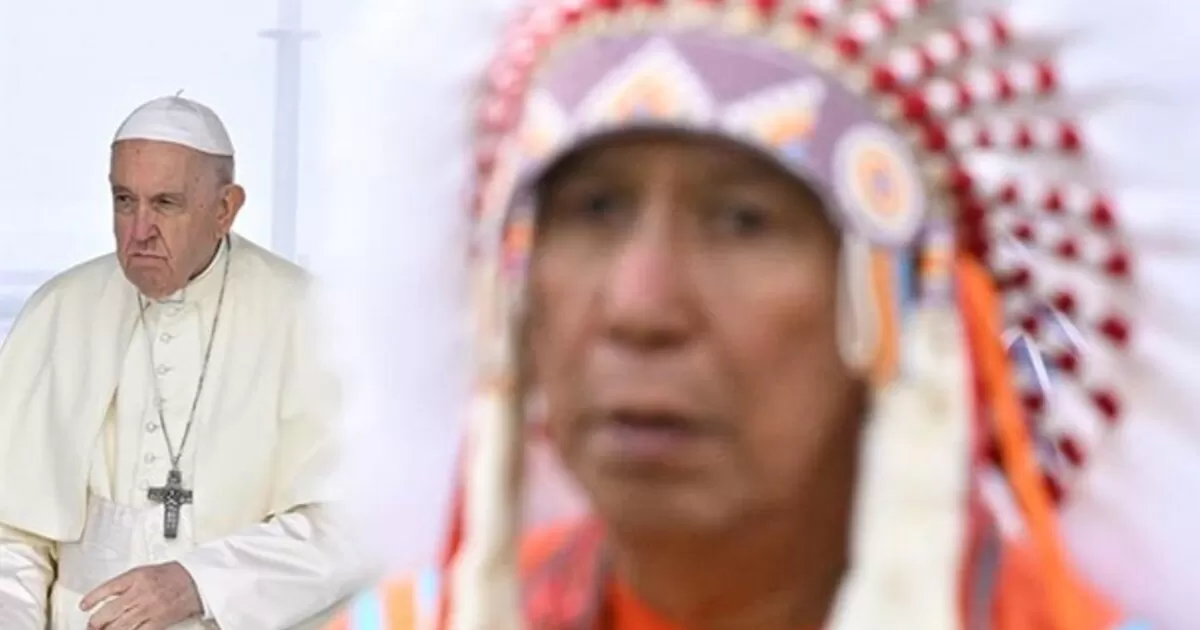 El papa Francisco pidiÃ³ hoy perdÃ³n â€œpor el mal que tantos cristianos hicieron a los indÃ­genasâ€ durante la colonizaciÃ³n y por la â€œcooperaciÃ³nâ€ e â€œindiferenciaâ€ de la Iglesia catÃ³lica, en su visita a la localidad de Maskwacis, donde se encontraba uno de los mayores internados en los que el Estado canadiense organizÃ³ los procesos de â€œasimilaciÃ³nâ€ de los niÃ±os de los pueblos originarios.