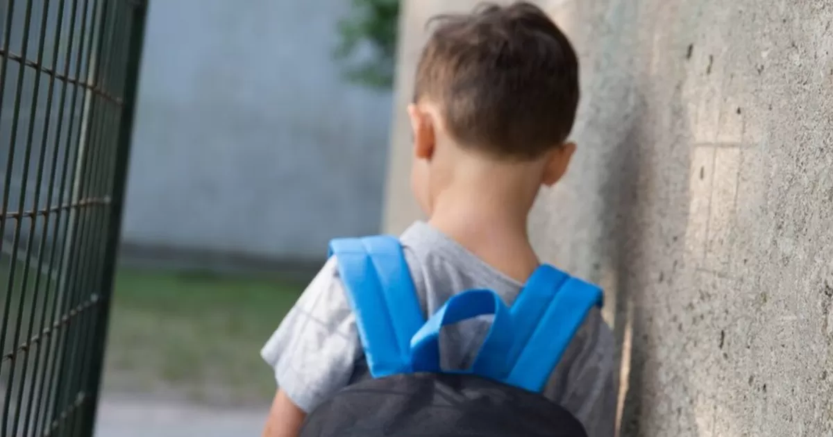 Madre abandona a su pequeño hijo con autismo mientras visitaba un bar