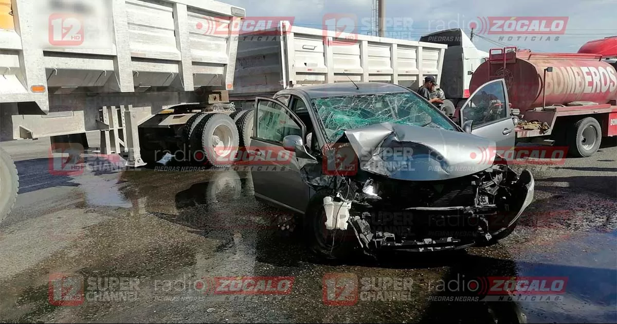 El trÃ¡iler de doble remolque hizo una mala maniobra y no cediÃ³ el paso a un auto que iba libre, provocando el impacto que dejÃ³ a una persona lesionada.