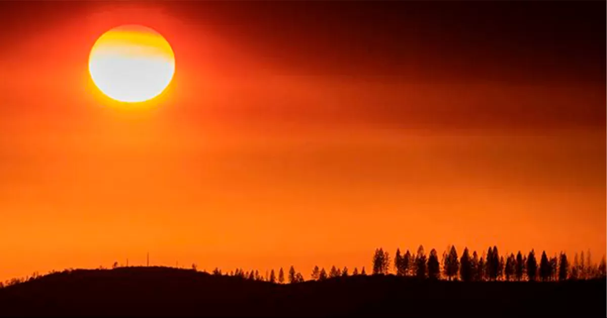 Las llamas se desataron el viernes en el centro de California y arrasa partes de Estados Unidos afectadas por una severa ola de calor.