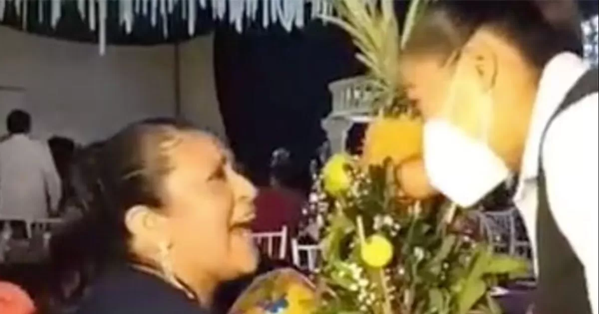 Mujer se pelea con mesera por el adorno en una fiesta