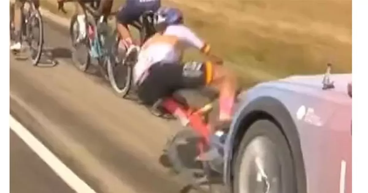 La vigente campeona de EspaÃ±a chocÃ³ contra el vehÃ­culo durante el Tour de Francia femenino.