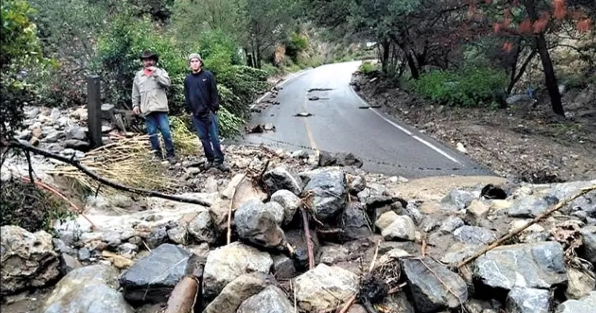 El derrumbe de roca de este jueves nuevamente bloqueÃ³ esta vÃ­a, a unos 100 metros de la guardarraya entre ambos estados.