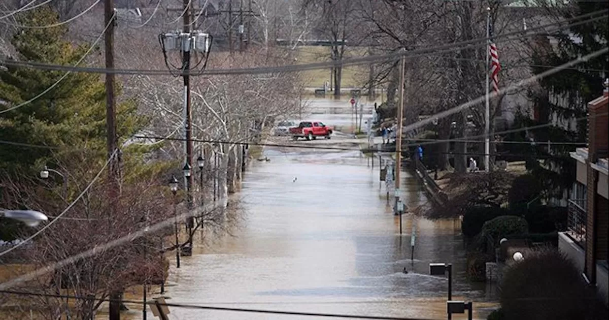En un mensaje, el Gobernador demÃ³crata elevÃ³ a 8 el nÃºmero de fallecidos por las inundaciones