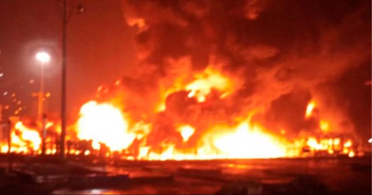 Cae rayo en refinería de Pemex y causa incendio; hay un muerto