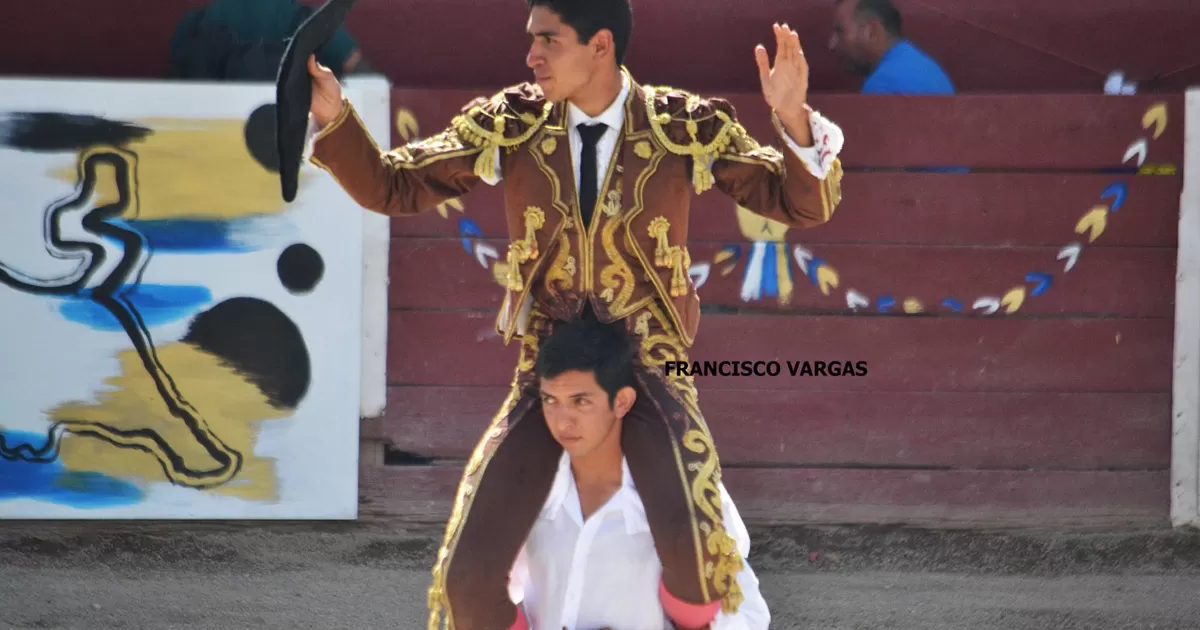 Héctor Gutiérrez se lleva la tarde, corta dos orejas y sale en hombros