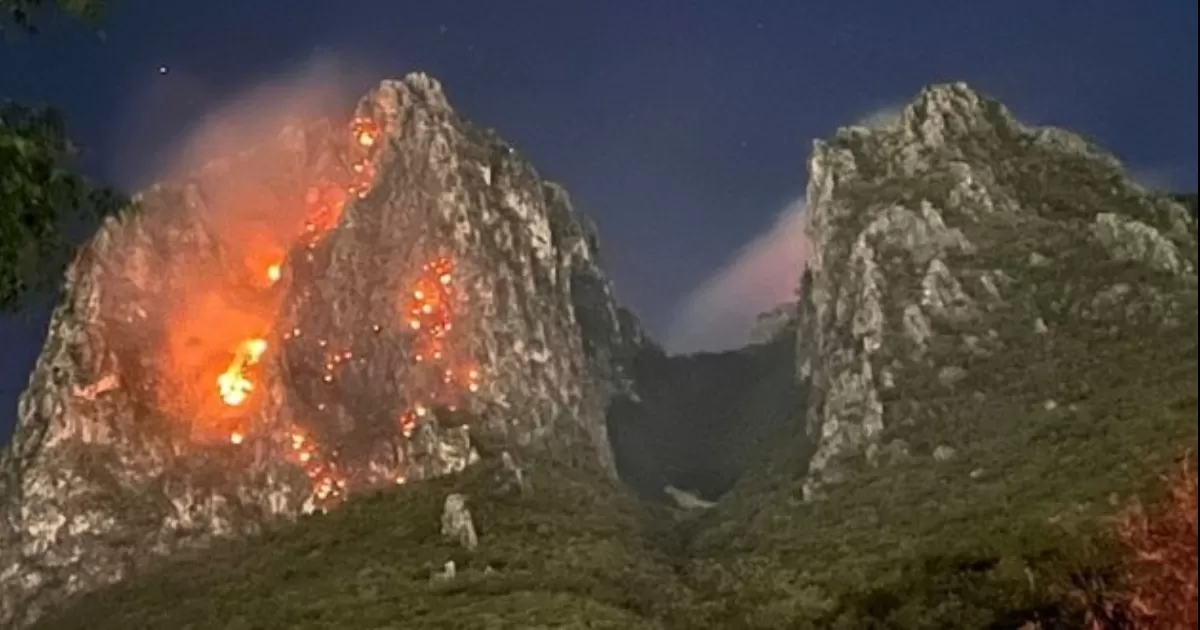 Durante la madrugada, la intensidad de las llamas bajaron, de acuerdo con ProtecciÃ³n Civil de Guadalupe.
