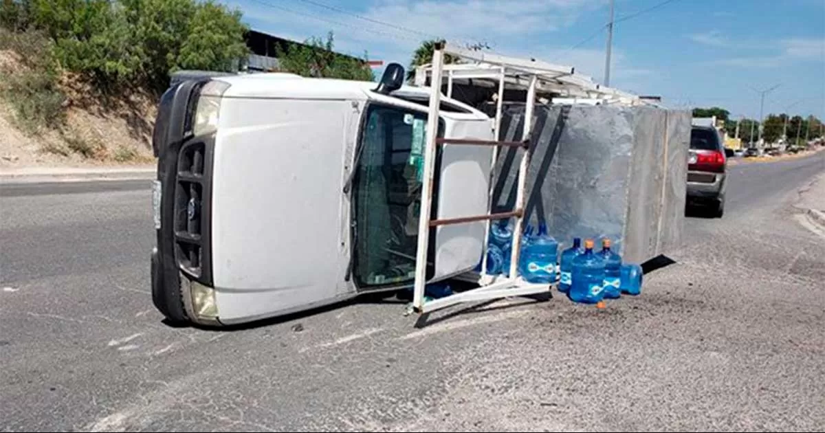Se accidenta y vuelca en carretera a presa Amistad; hay dos lesionados