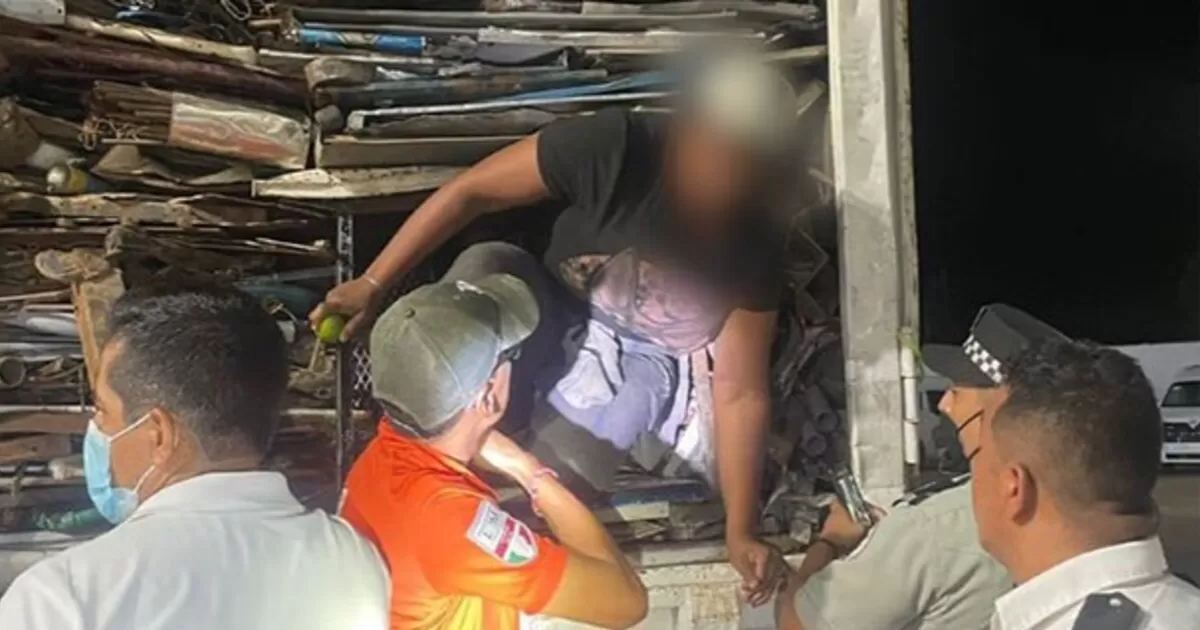 Un grupo de 45 migrantes extranjeros que viajaba en el compartimiento oculto de un camiÃ³n fue interceptado por autoridades mexicanas en el estado de Veracruz (este), informÃ³ esta noche de lunes el Instituto Nacional de MigraciÃ³n (INM).