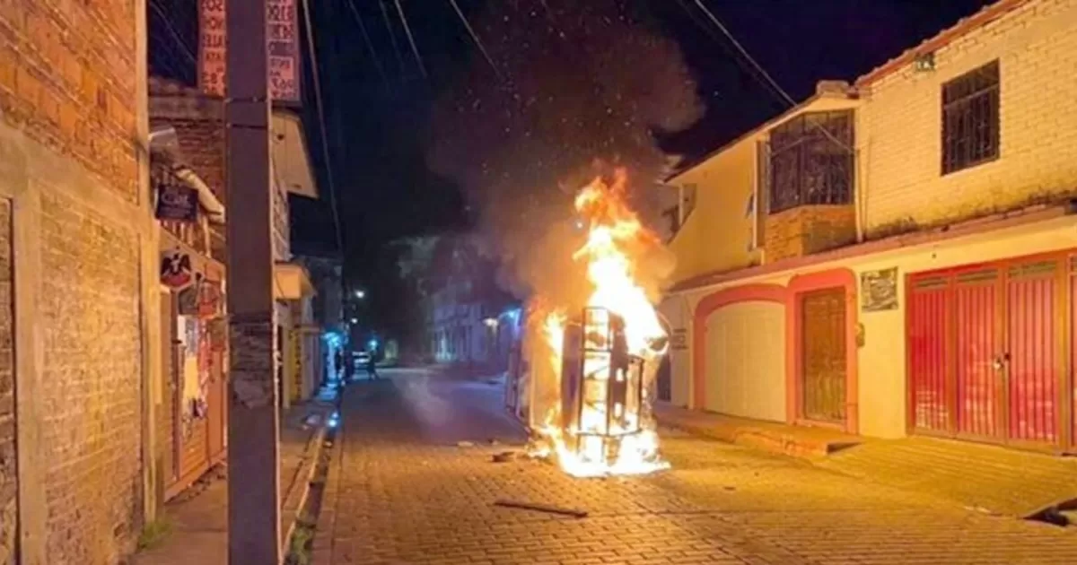 Abaten a "pollero" en Chiapas; pobladores queman patrulla