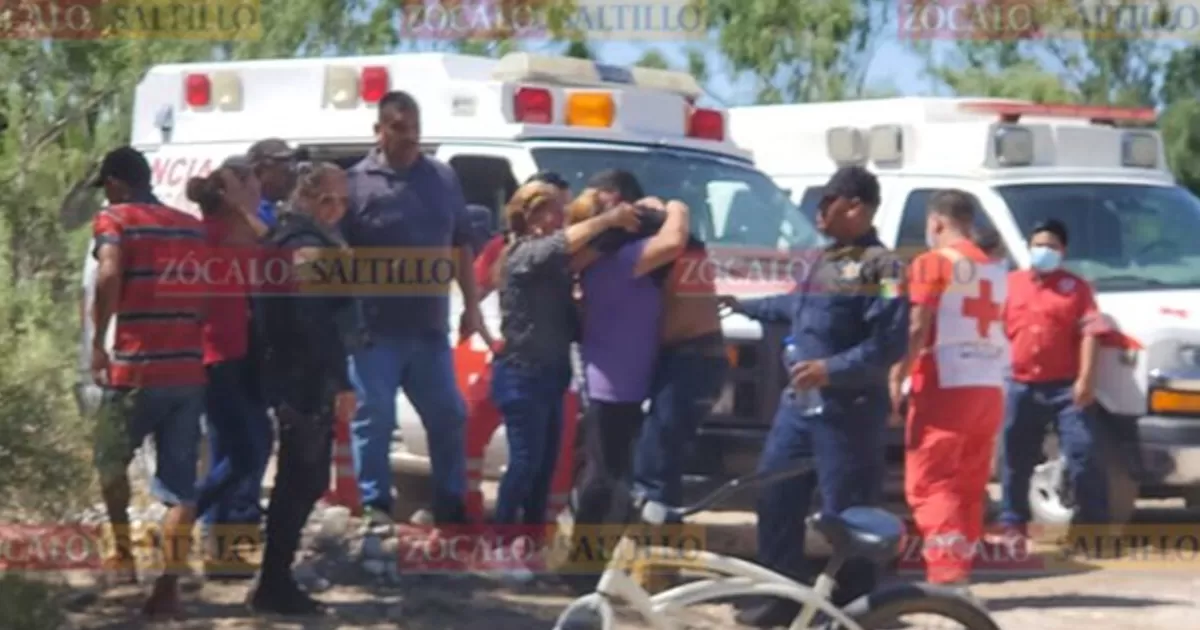 Familiares de Aureliano Torres lo abrazaron en medio de expresiones de alegrÃ­a luego de quÃ© logrÃ³ salir con vida de este accidente en el pozo de carbÃ³n que tiene 70 metros de profundidad y al menos 50 de ellos estÃ¡n inundados.