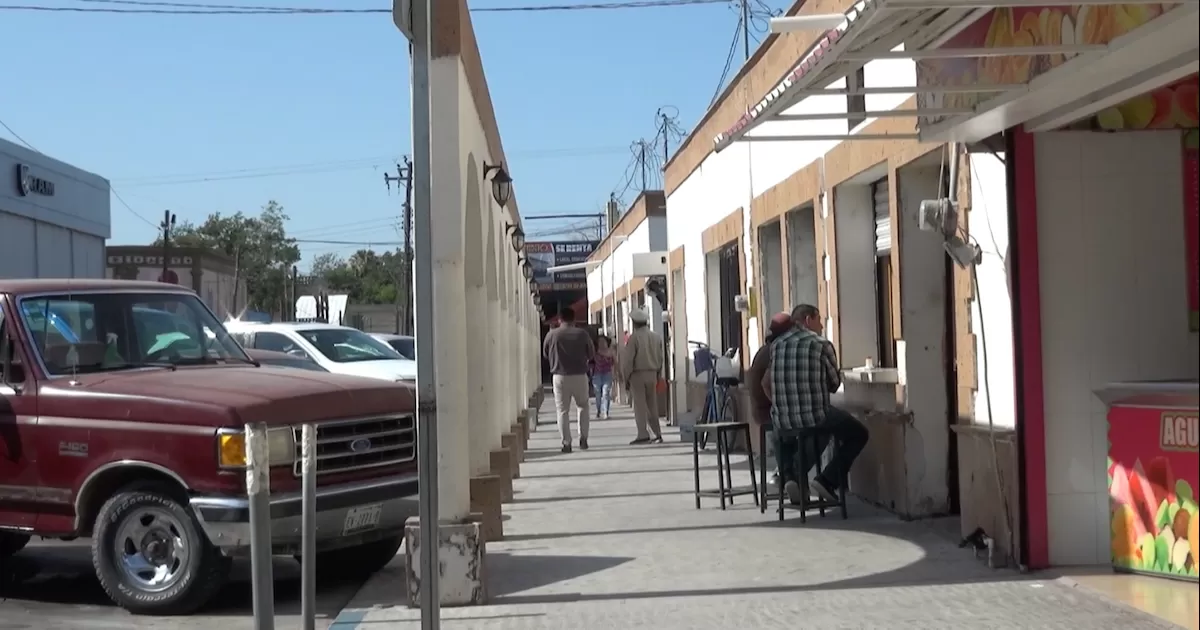 Inician trabajos previos a instalación de malla-sombra en área de boleros del Mercado Zaragoza