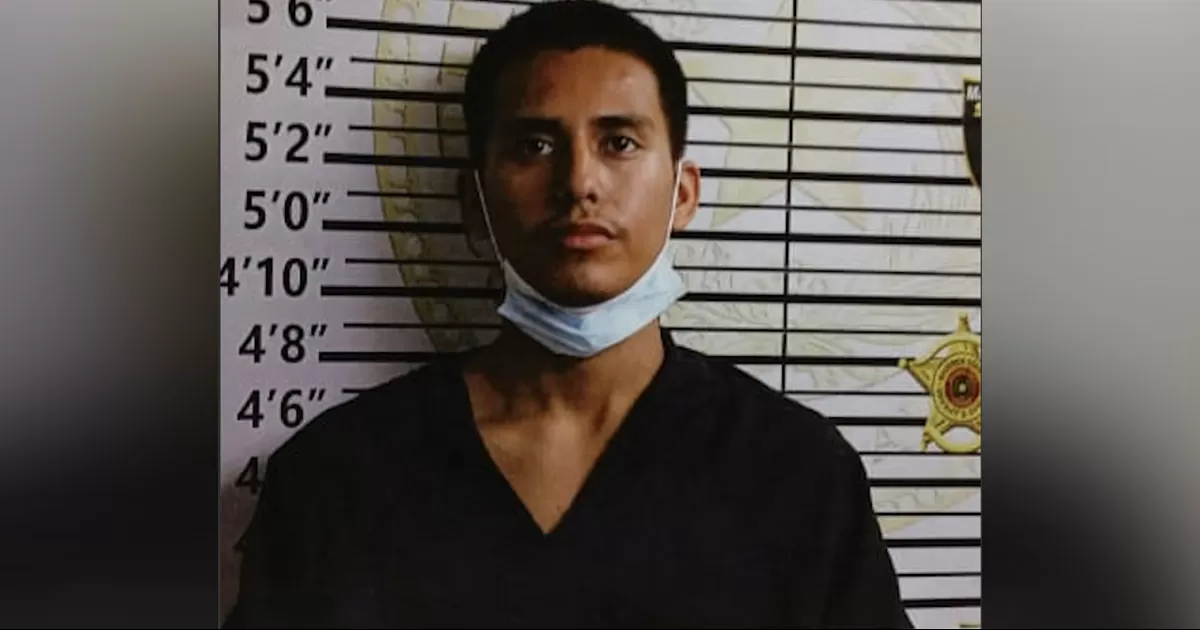 Tenía orden de arresto y decide entregarse en Eagle Pass