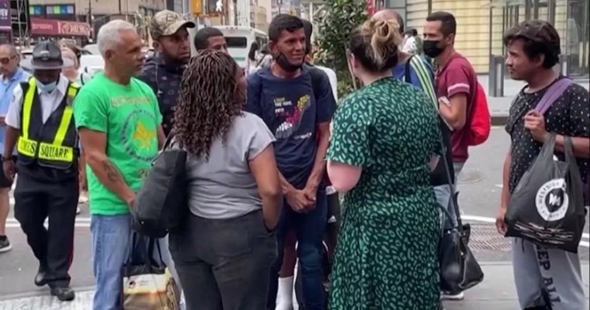 Gobernador de Texas hace primer envío de inmigrantes a Nueva York