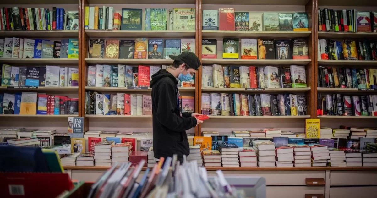 Mucha gente no se fija en el precio, toma el libro y lo compra, destacÃ³ el seÃ±or Juan Carlos Morales, encargado de la Feria del Libro instalada en la Plaza de las Culturas