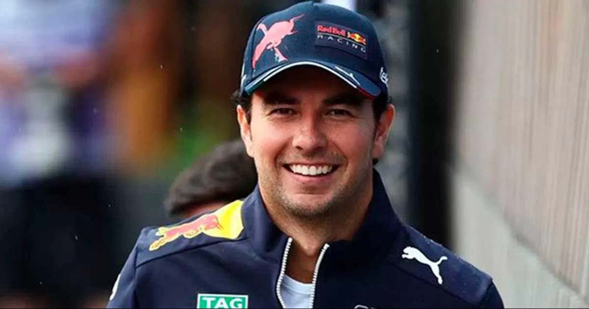 Checo Pérez disfruta con su familia en un yate y nadando con delfines