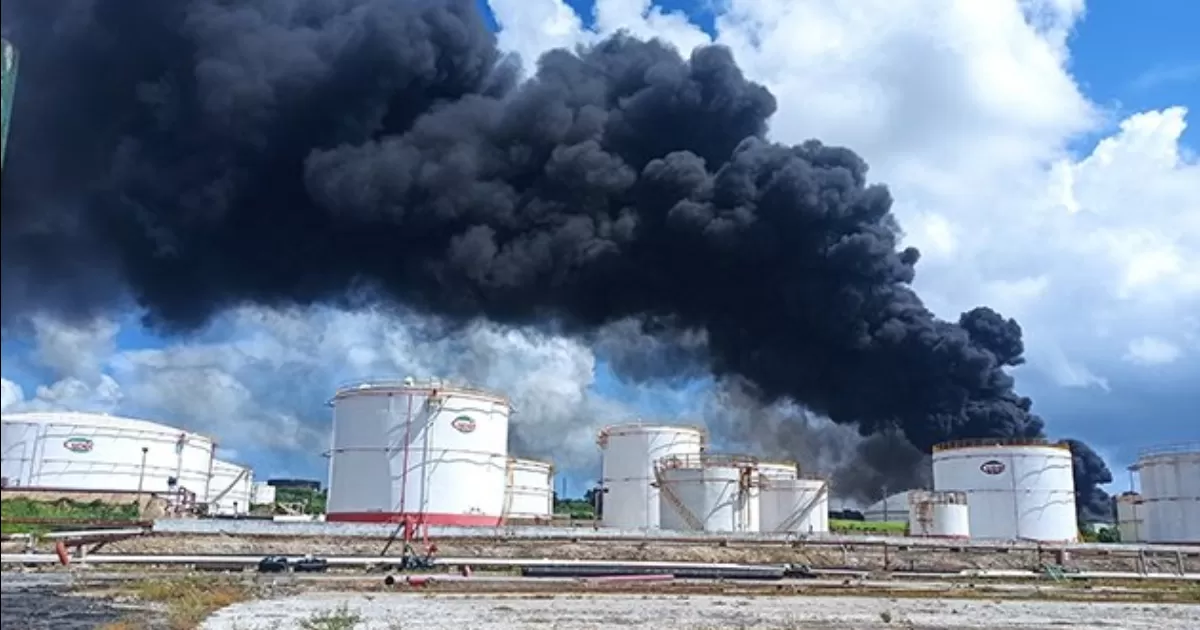 Bomberos y otros especialistas de Cuba, MÃ©xico y Venezuela lograron apagar en la tarde de hoy un tanque con 25 mil metros cÃºbicos de petrÃ³leo.