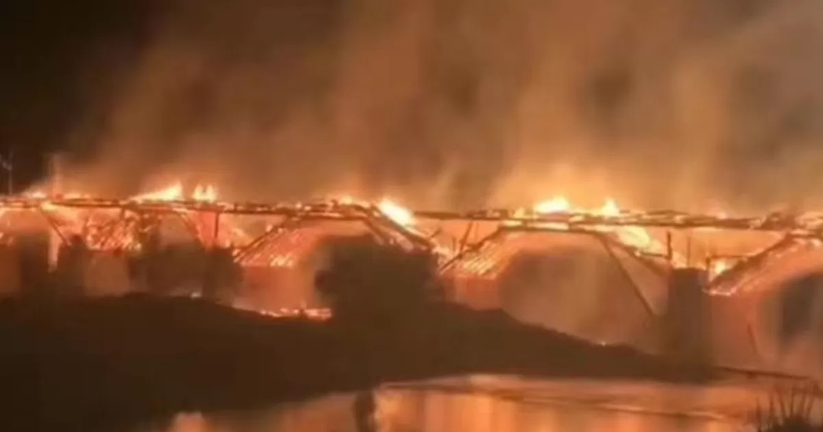 Incendio destruye el "Puente de la Paz Universal", de 900 años, en China