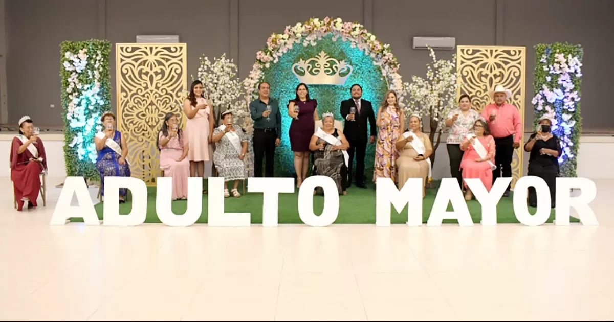 Coronan a la Reina del adulto mayor 2022, la seÃ±ora Consuelo RodrÃ­guez HernÃ¡ndez.