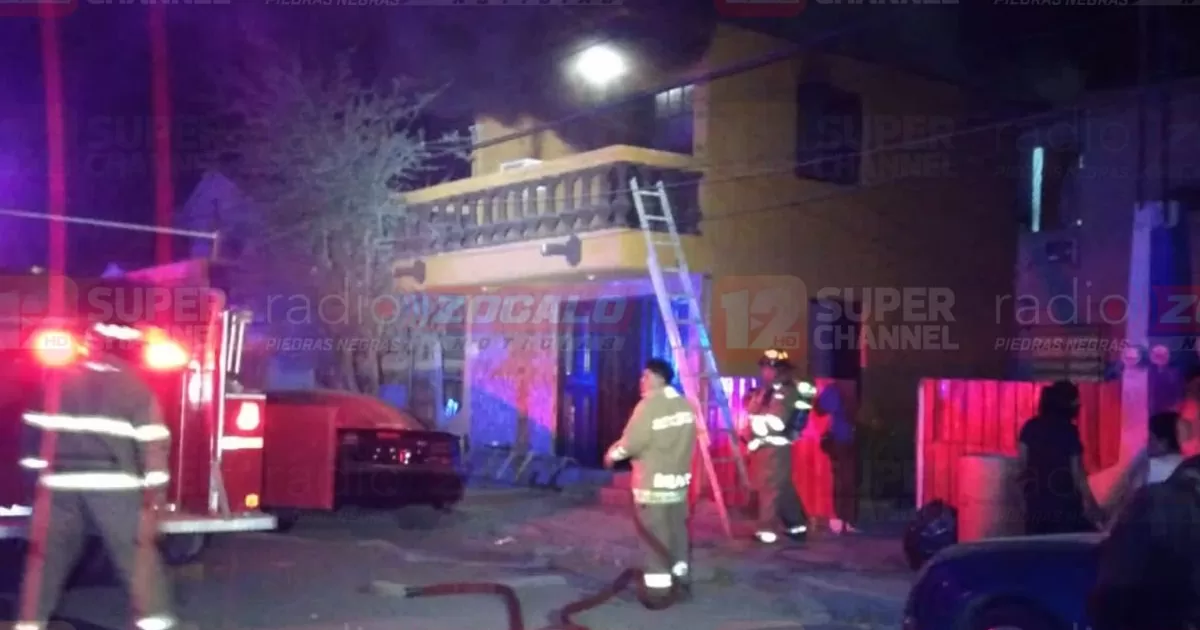 La familia que habitaba en el domicilio al ver cÃ³mo el fuego arrasaba con su patrimonio, entraron en crisis nerviosa.