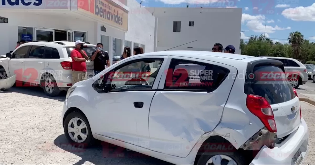 Los dos autos involucrados terminaron en el estacionamiento de una conocida farmacia ubicada en el cruce mencionado, quedando cerca de chocar contra el establecimiento por el impulso que llevaban.