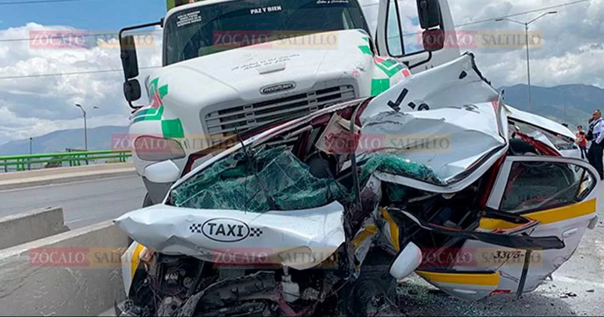 Lo impacta camión de basura y taxista de Saltillo termina prensado