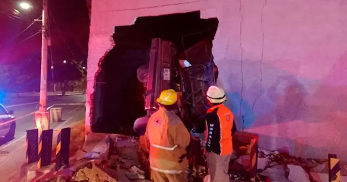 VIDEO: Padre e hijo pierden la vida tras impactar su auto contra barda en Puebla