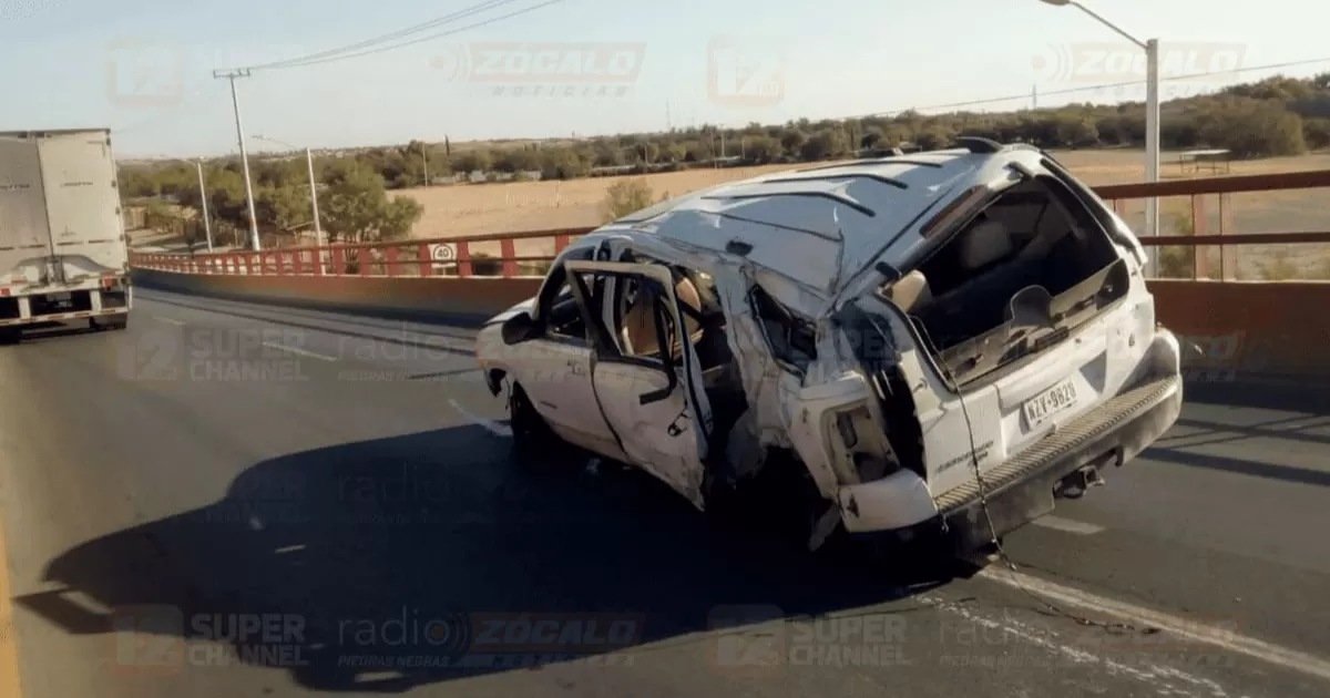 Sufre volcadura y abandona camioneta en puente del bulevar República