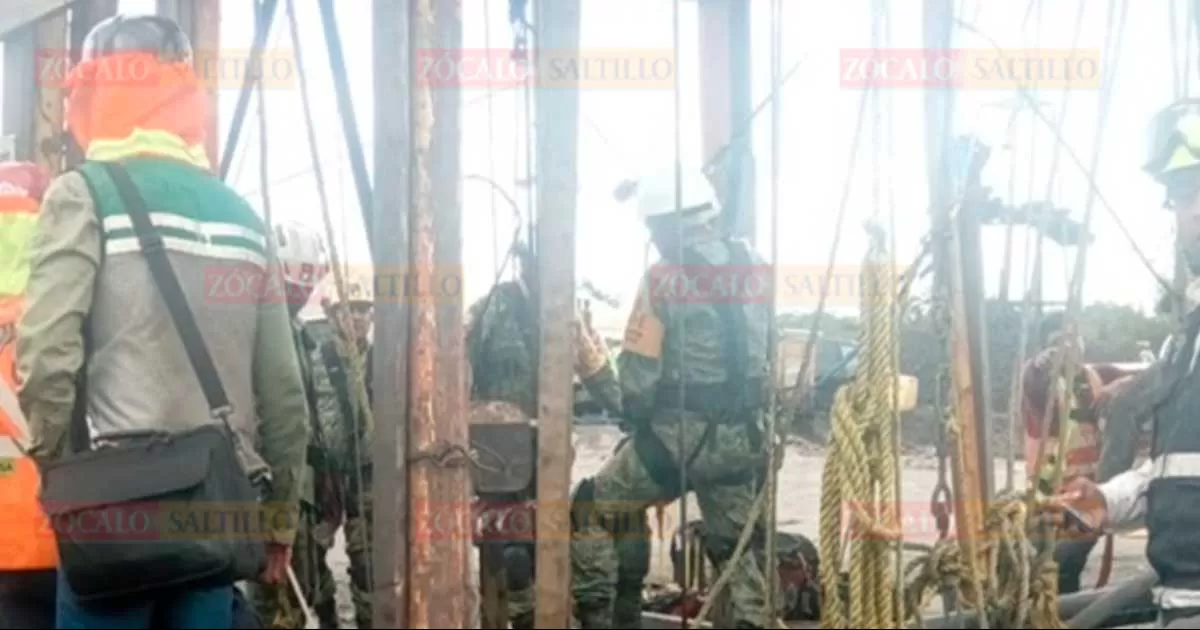 Un grupo de brigadistas y buzos de la SEDENA se preparan para descender ahora al pozo nÃºmero dos de la mina El Pinabete en la Villa de Agujita.