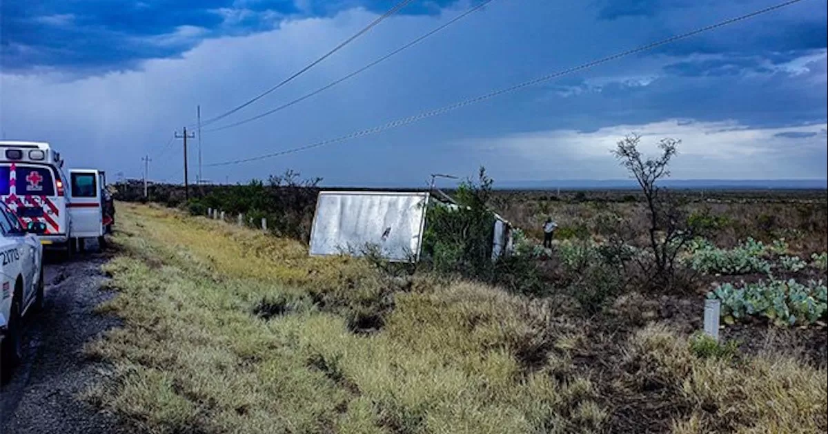 Vuelca camión con material peligroso en Sabinas; hay tres lesionados