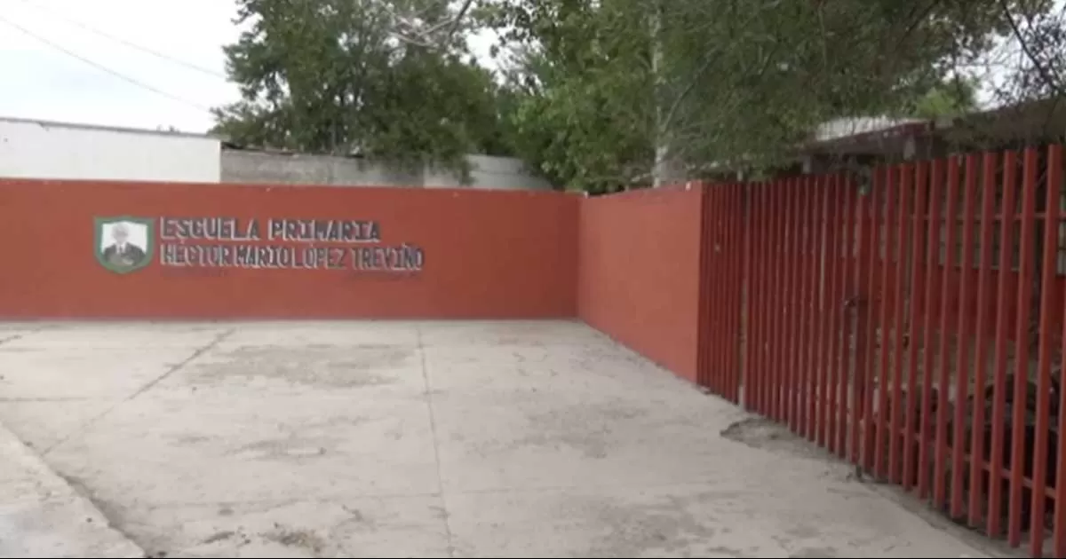 Padres apoyan en tareas de limpieza en la primaria Héctor Mario López