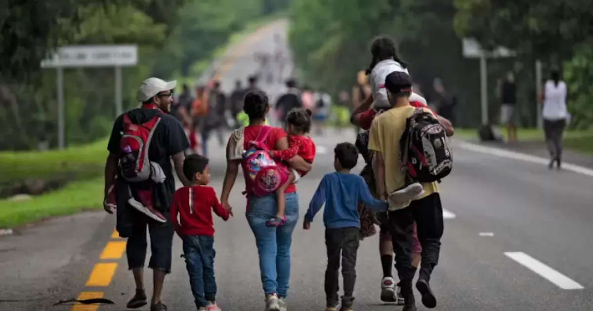 Los migrantes llegan a la frontera a travÃ©s de diferentes medios.