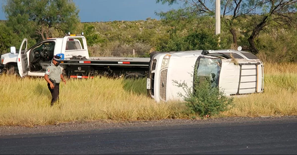 Vuelca y destroza su vehículo en la carretera 57