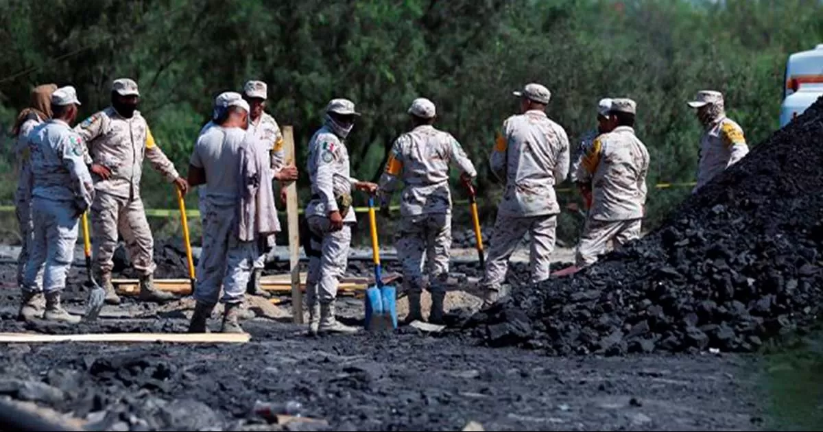 Claman ayuda internacional; se desesperan familias de mineros atrapados
