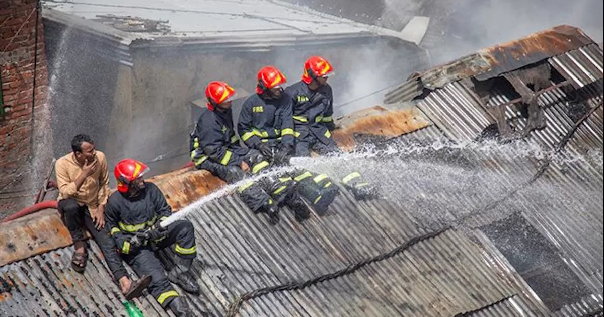 El incendio comenzÃ³ a mediodÃ­a y tuvo lugar en un edificio de tres plantas situado en el barrio de Chawkbazar