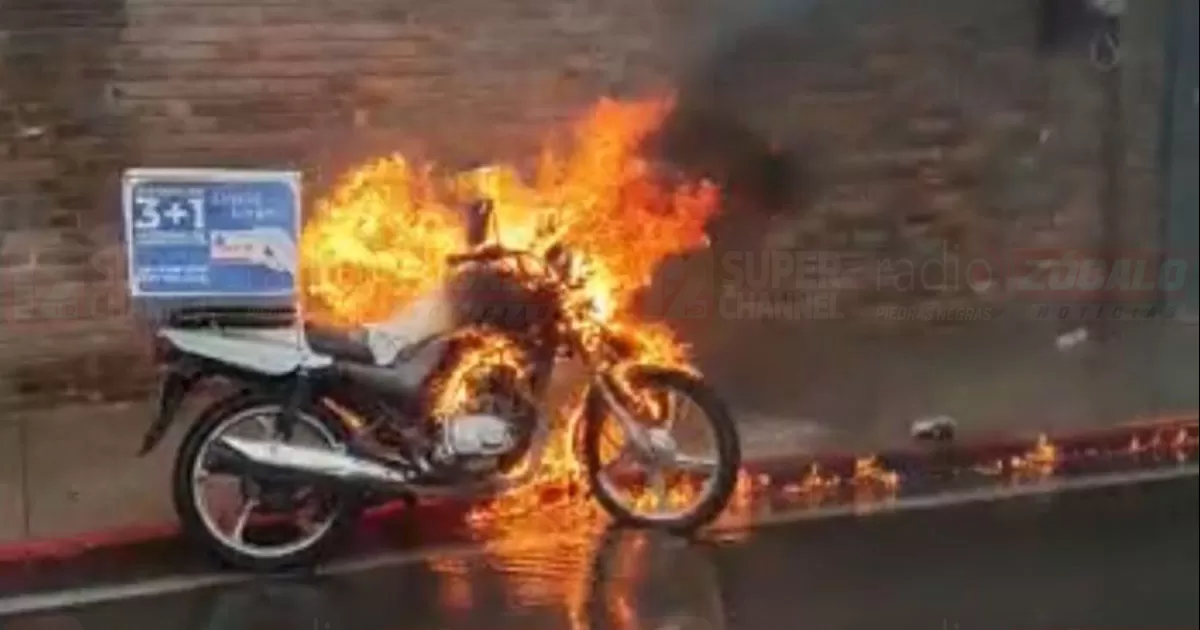 Fuego consume motocicleta en la colonia Centro