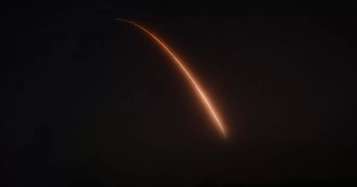 La Fuerza AÃ©rea anunciÃ³ el lanzamiento de un misil Minuteman III, capaz volar a mÃ¡s de 24 mil km/h y alcanzar una distancia de 10 mil km, desde una base en California.