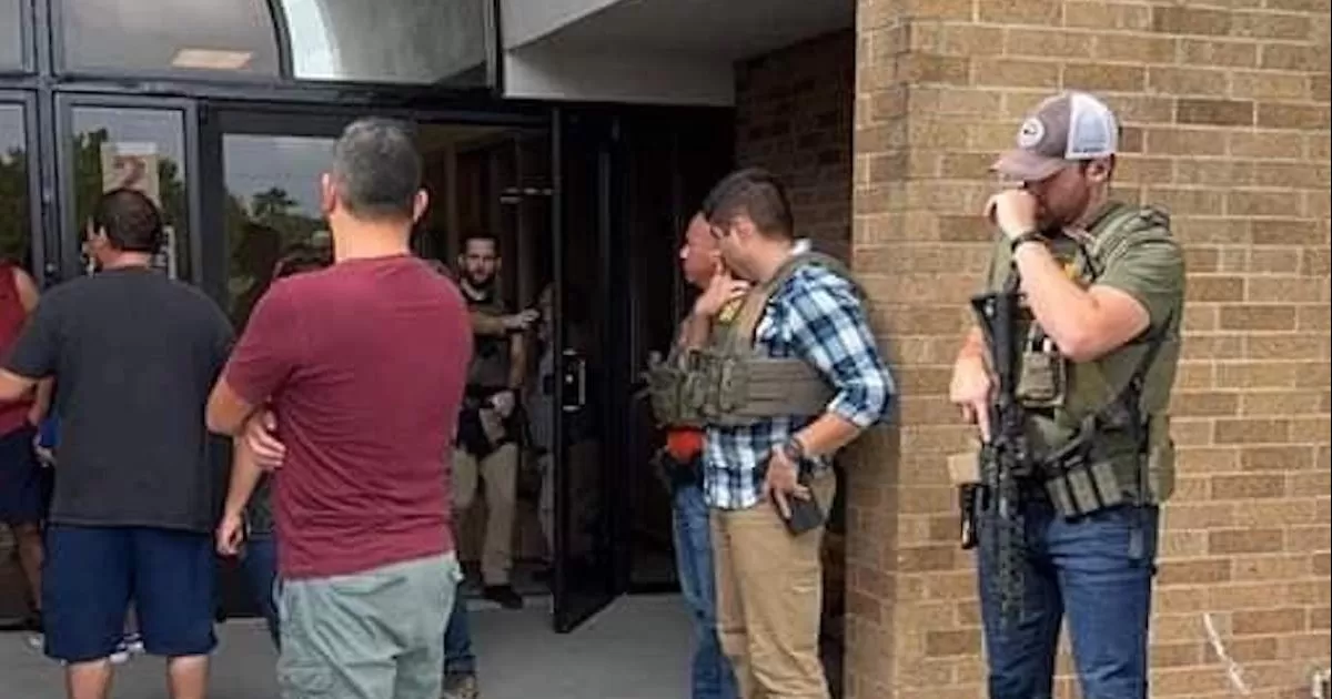 Un oficial detonÃ³ su arma contra un vehÃ­culo, supuestamente bajo preocupaciÃ³n de que pudiera daÃ±ar a los estudiantes.