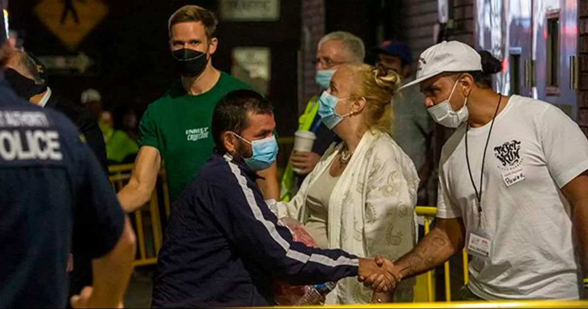 Nueva York acusa al gobernador de Texas de usar a inmigrantes como â€˜arma humanaâ€™