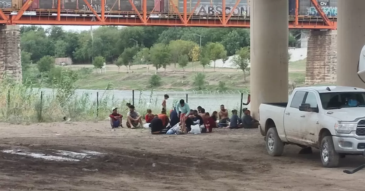 Cruzaron en grupo de 20 a través del río Bravo